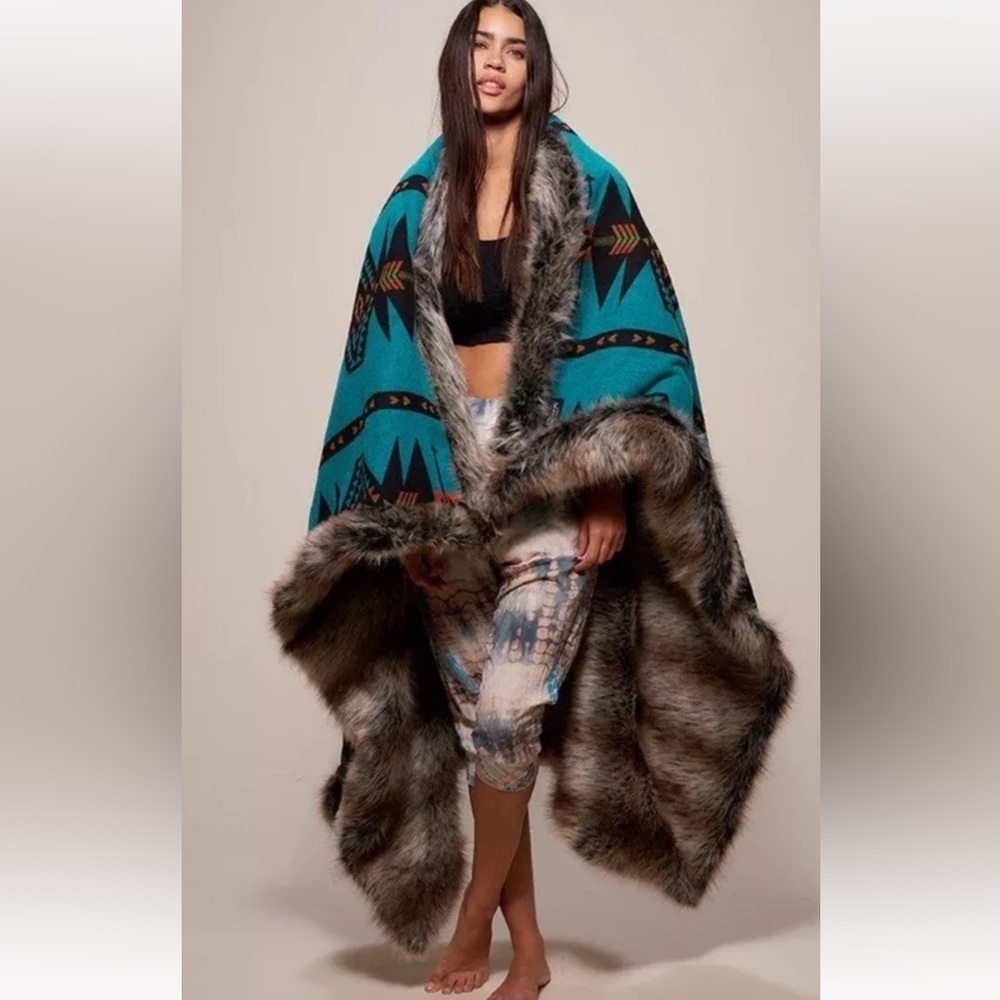 Spirit Hoods Grey Wolf Faux Fur Blanket New‎ In Package